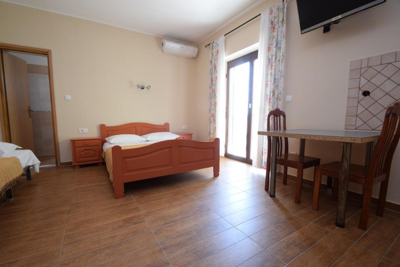 Apartments Nina Starigrad Paklenica Exterior foto